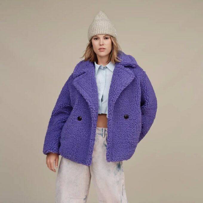 Manteau court en peluche Gertrude