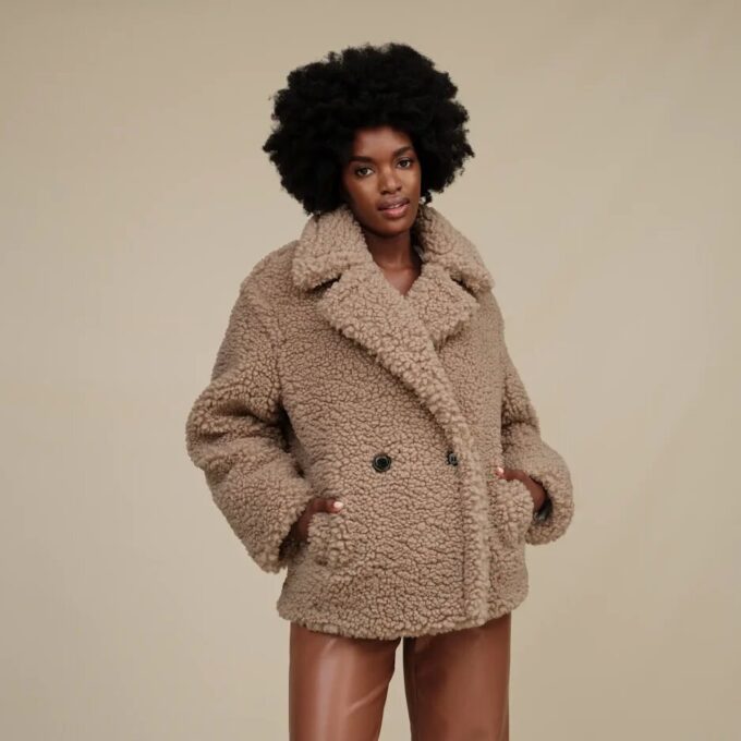 Manteau court en peluche Gertrude